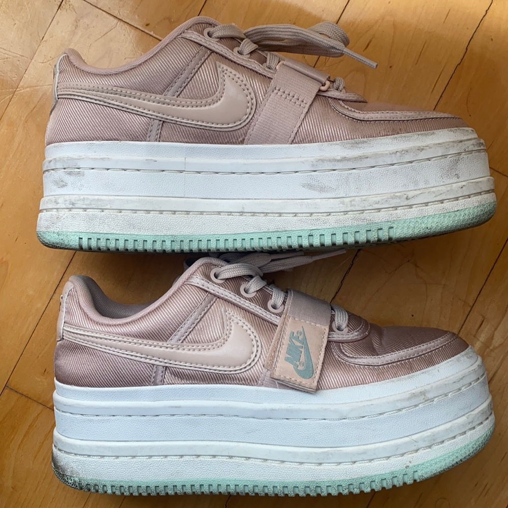 **limited edition**Pastel pink platform Nike
